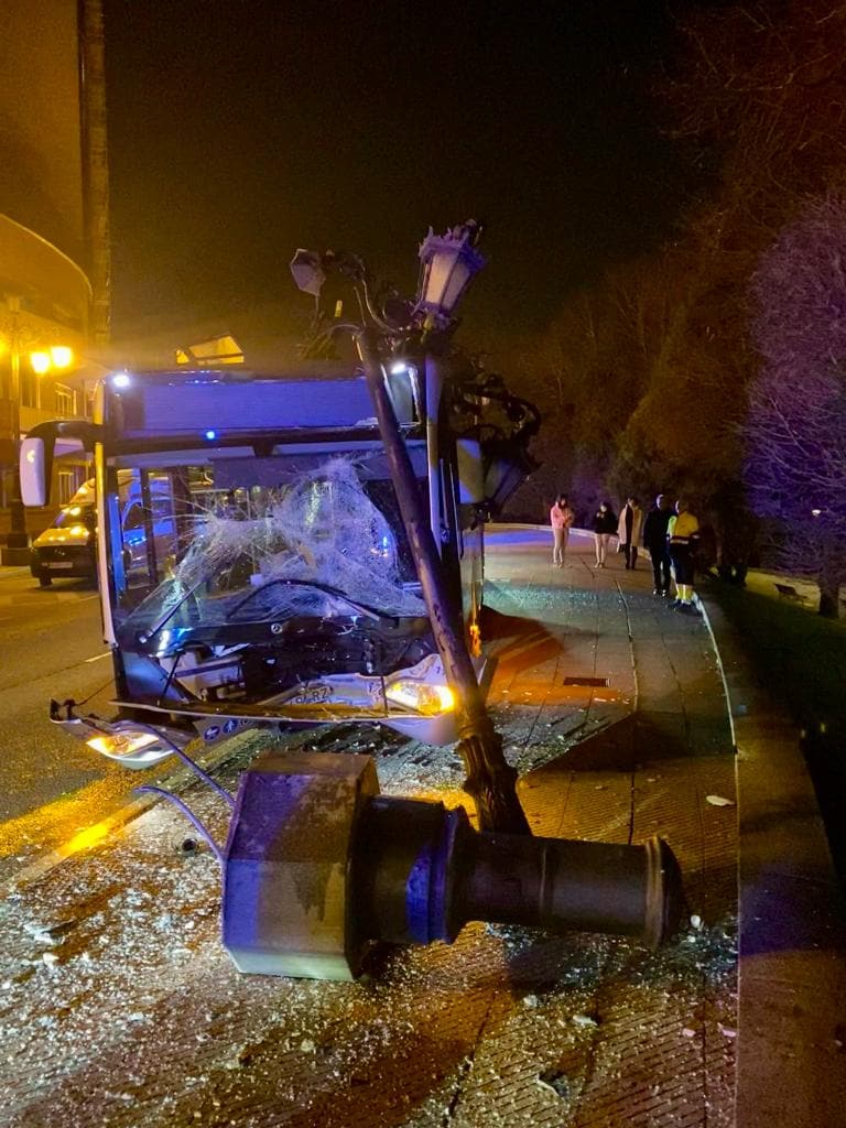 Fotos El Choque De Un Autob S Urbano De Oviedo Contra Una Farola Deja